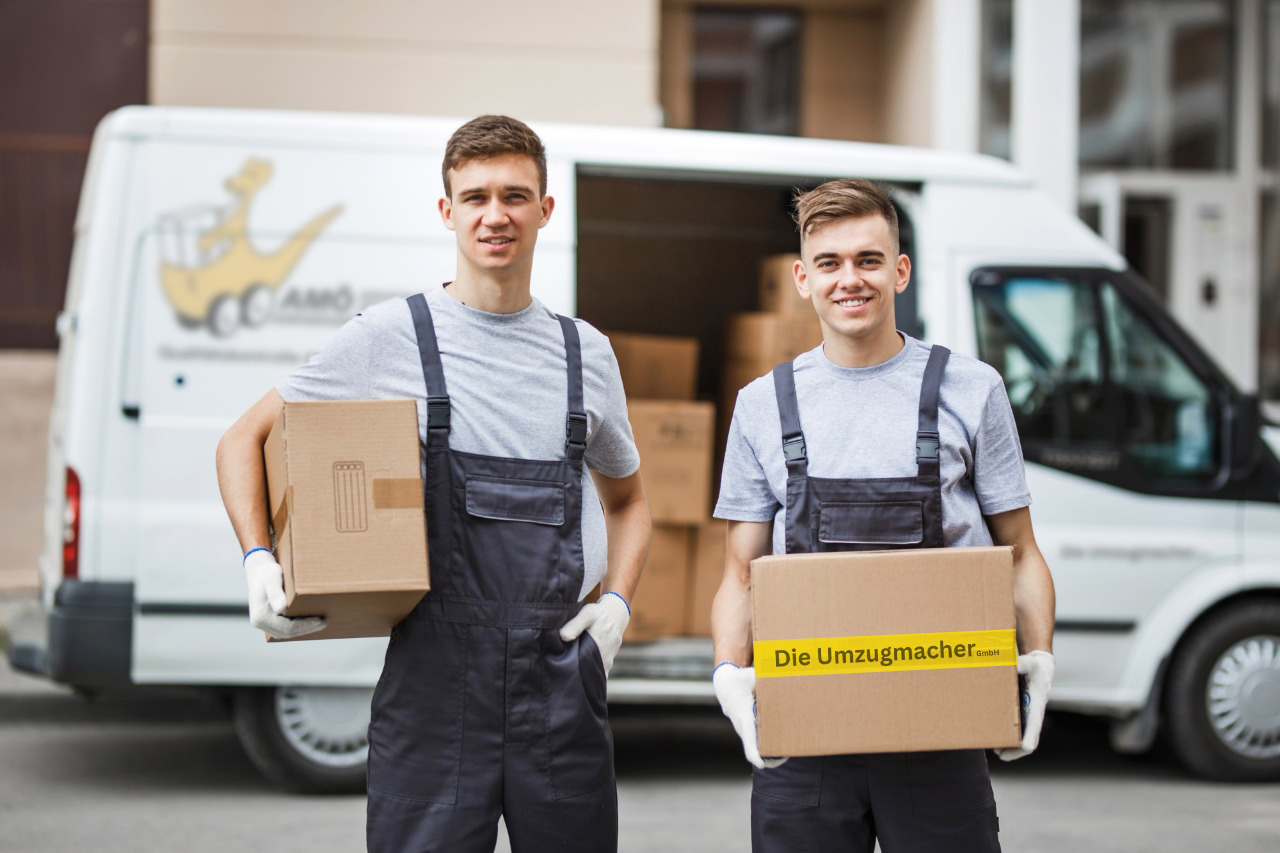 Umzugsfirma Germany – Umzugshelfer beim Verpacken von Kartons