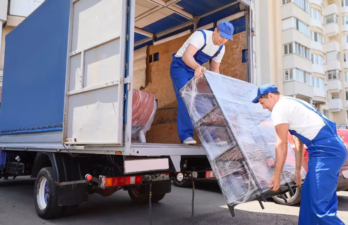 Umzugskartons oder Plastikboxen