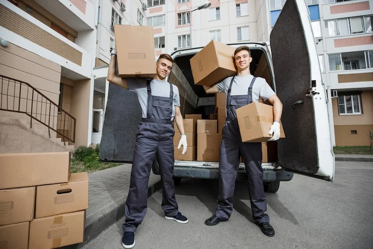 two-handsome-workers-wearing-uniforms-are-standing-front-van-full-boxes_472597-3621 Umzugshilfe Frankfurt
